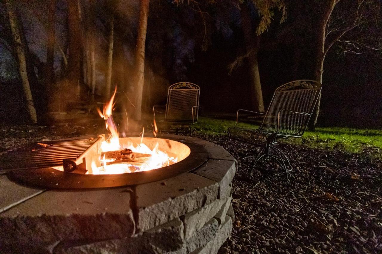 Riverside Log Cabin W Hot Tub Fire Pit Huge Deck Rileyville Exterior foto