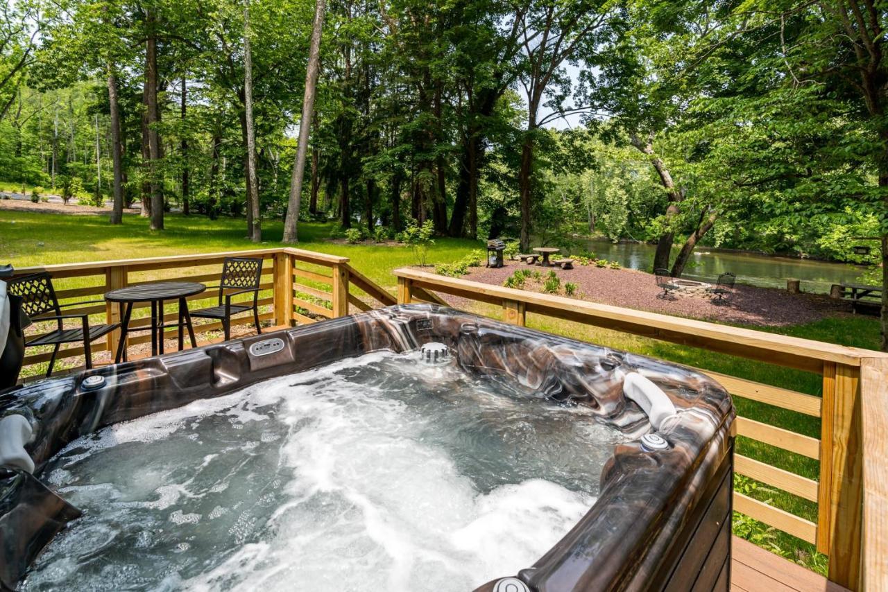 Riverside Log Cabin W Hot Tub Fire Pit Huge Deck Rileyville Exterior foto