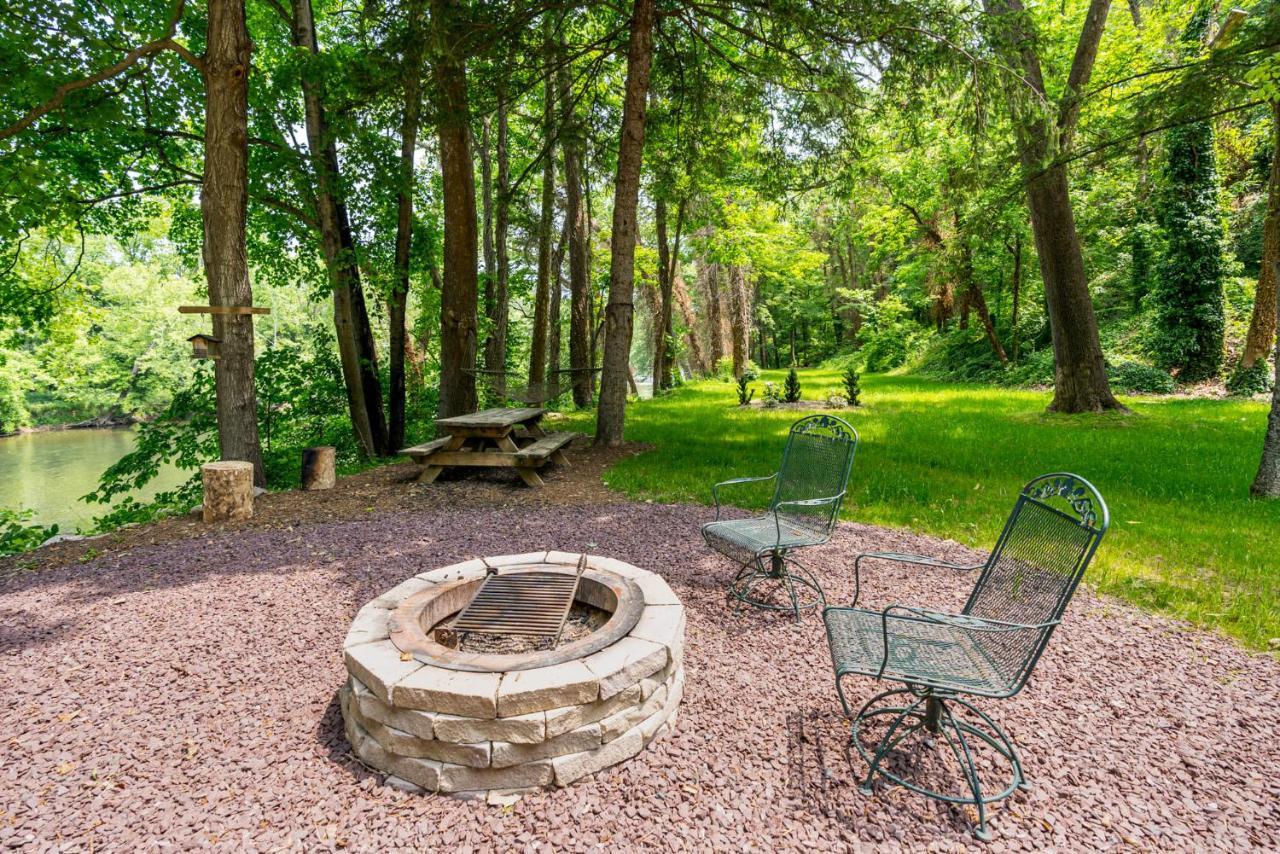 Riverside Log Cabin W Hot Tub Fire Pit Huge Deck Rileyville Exterior foto