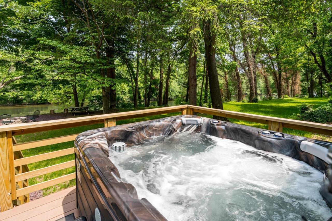 Riverside Log Cabin W Hot Tub Fire Pit Huge Deck Rileyville Exterior foto