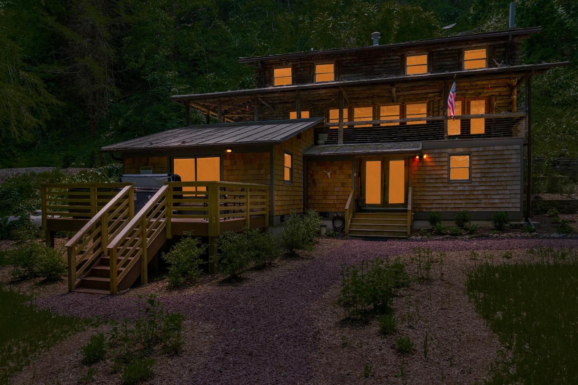 Riverside Log Cabin W Hot Tub Fire Pit Huge Deck Rileyville Exterior foto